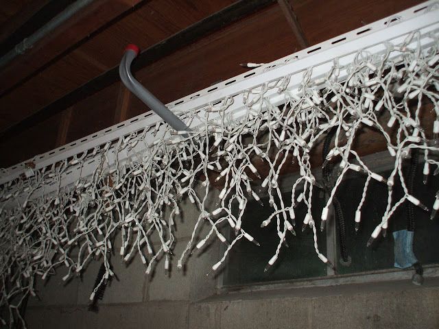 How to hang Christmas Lights quickly, fast & easily every year Outdoor Christmas Lights Diy, Icicle Lights Outdoor, Hanging Christmas Lights, Christmas House Lights, Holiday Lights, Christmas Hacks, Christmas Fun, Christmas Decorations, Holiday Decor