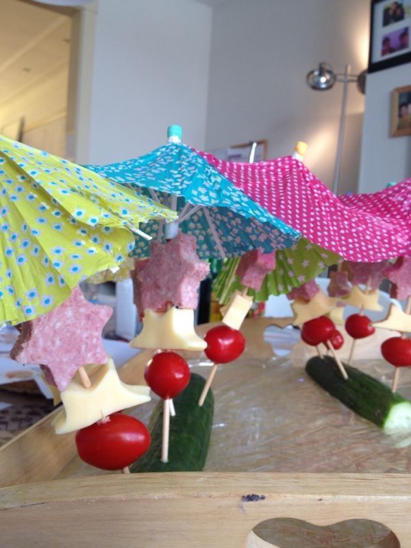 Gezonde traktatie, healthy party treat. Grote saté prikkers of als je ze kan vinden met een paraplu. Steek kaas/worst uit met een bakvormpje en groente en prik in een halve komkommer. Worst, Creative Kids, Gingerbread House, Kids Meals, Desserts, Food, Working Holidays, Tailgate Desserts, Deserts