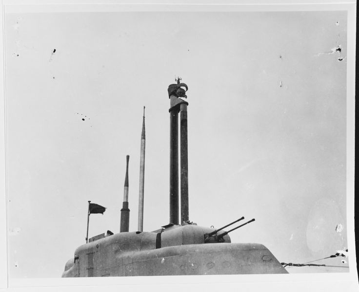 View of the sail, taken soon after V-E Day, with periscopes and schnorkel raised and radar antenna FuMB 61 Hohentwiel retracted. Note black flag and 20mm gun turret. Compare this view with NH 96471. Gun Turret, E Day, Periscope, Ballast, Submarines, Hull, Over The Years, Sailing, Antenna