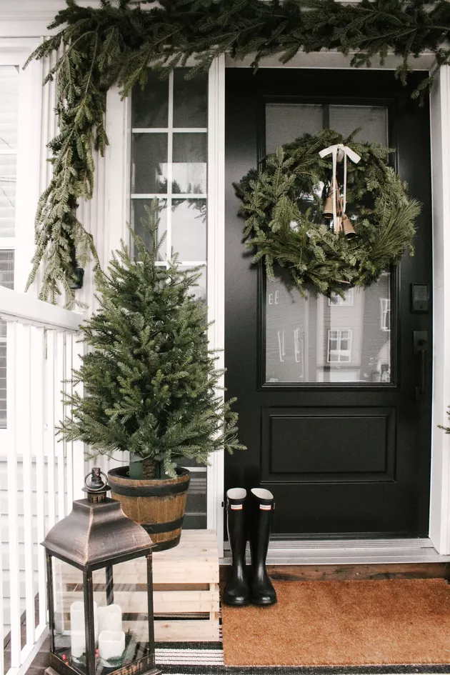 25 Winter Porch Decor Ideas to Make Your Entry More Inviting | Hunker Merry Little Christmas, Modern Christmas, Cozy Christmas, Rustic Christmas, Christmas Holidays, Winter Porch Decor, Front Porch Christmas Decor, Outdoor Christmas Decorations, Holiday Decor