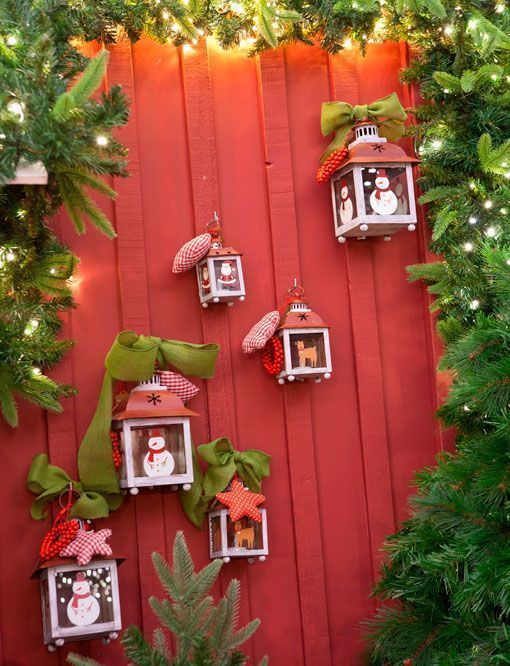 Https Decoratrix Com Img Posts 2014 12 Decorar El Exterior En Navidad Puerta Con Decoracion Navideña Balcones Jardín De Navidad Decoración Navideña Exterior
