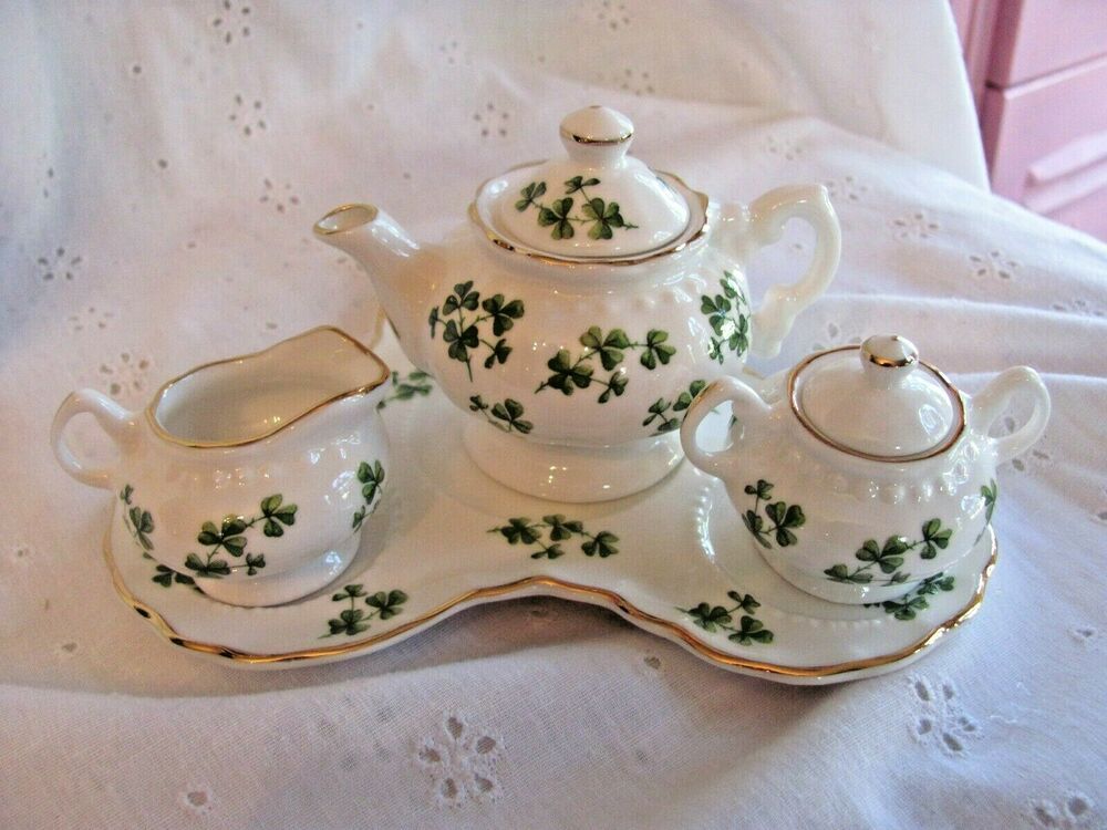 Lovely Royal Victorian Fine Bone China Mini Tea Set England Clover Shamrock #RoyalVictorian #Victorian Victorian Tea Sets, Antique Tea Sets, Mini Tea Set, Chocolate Pots, Cutlery Set, White Brand, Cupping Set, Fine Bone China, Vintage China