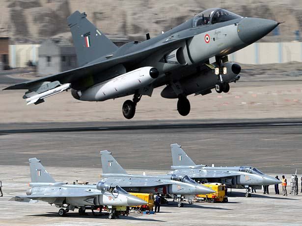 Índia: Aeronave de Combate Leve (LCA) fabricado em 2006 Morning Newspaper, Page Three, Fighter Jets, Aircraft, Planes, Global, Result, Image, Military