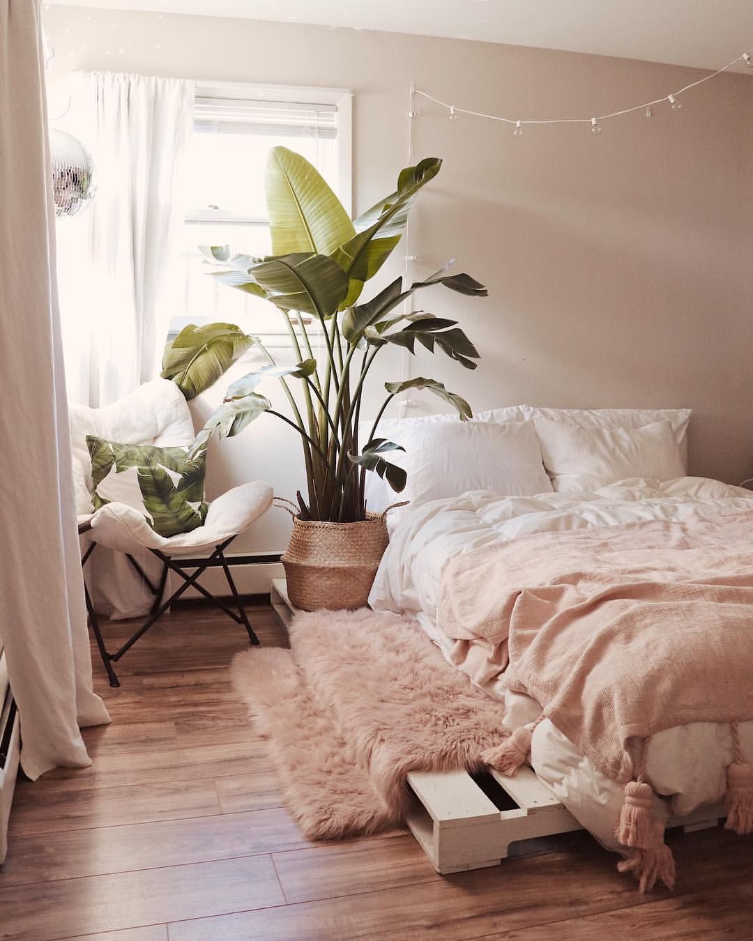 7 Gorgeous Pink Bedrooms That You Can Totally Re-create at Home - heydjangles.com. Botanical and pink boho-chic bedroom. Pink bedroom decor ideas. Image via Insta @celeste.escarcega. Comfy Bedroom Decor, Boho Chic Bedroom, Home Bedroom, Fall Bedroom, Bedroom Small, Bedroom Inspo, Bedroom Interior, Teen Bedroom, Modern Bedroom
