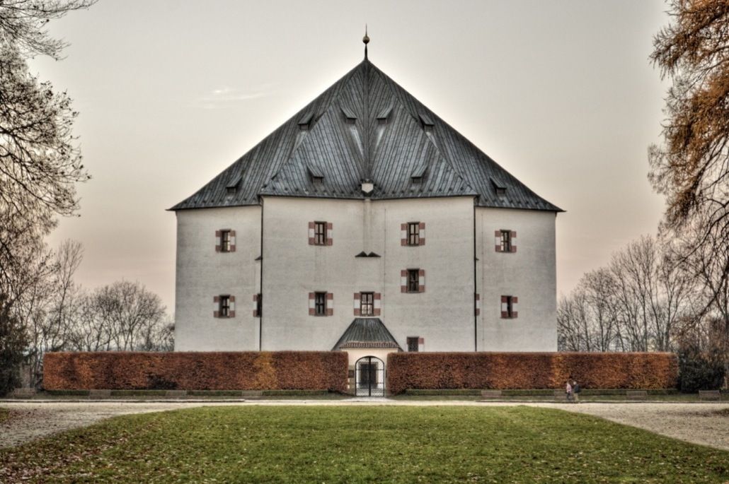 Летний дворец «Звезда» (Letohrádek Hvězda) Prague, Cabin, House Styles, Building, Landmarks, Home Decor, Projects, Decoration Home, Room Decor