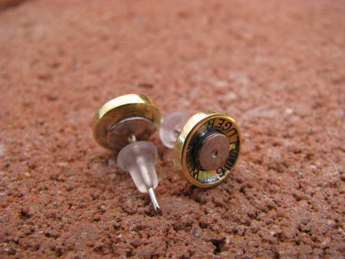 Bullet Shell earrings! LOL....this is totally something Scott would get for me....I have to admit kinda cute! Shotgun Shell Art, Shotgun Shell Crafts, Shotgun Shell Jewelry, Ammo Jewelry, Easy Jewelry, Jewelry Crafts, Shotgun Shells, Yoga Jewelry, Jewelry Storage