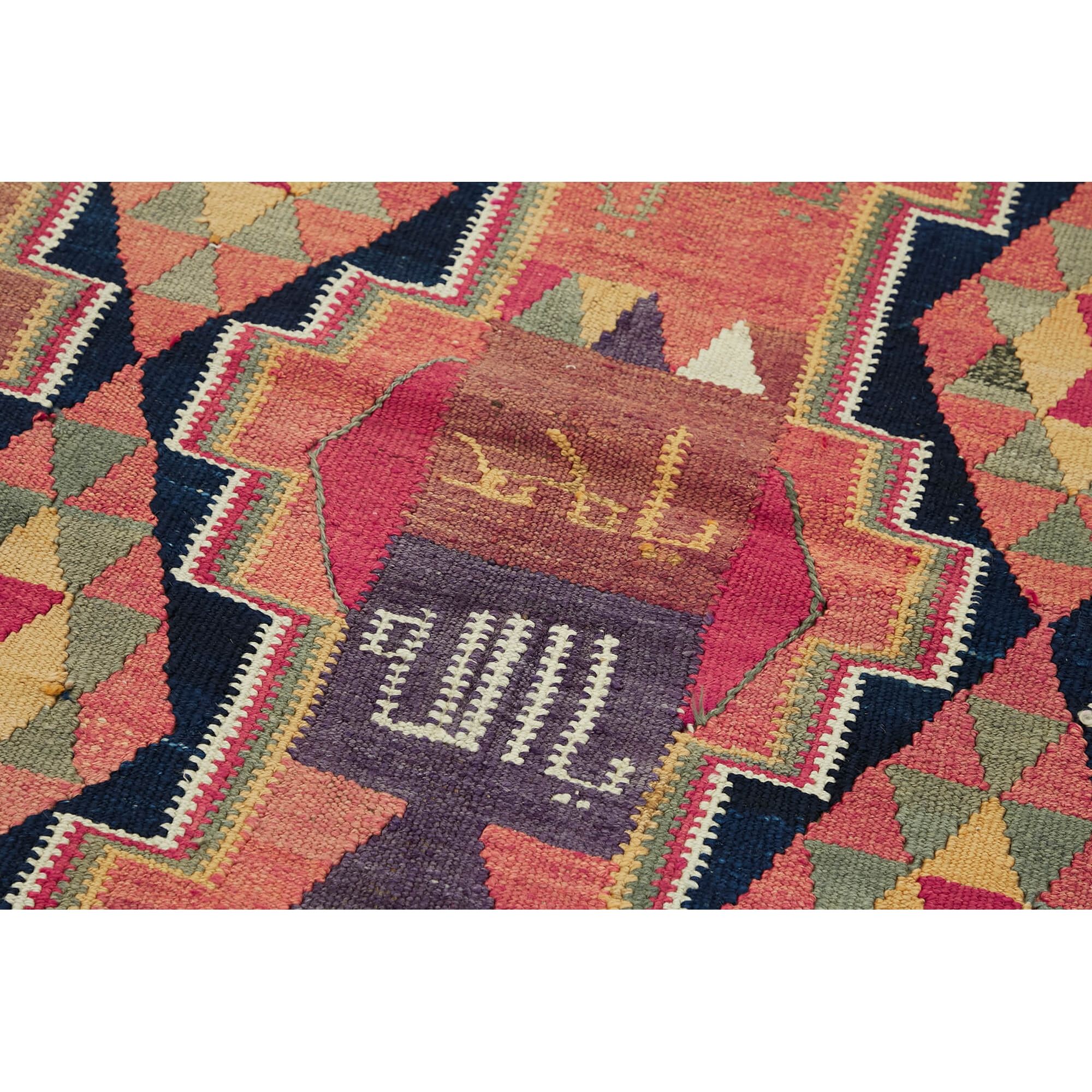 Herki Kilim Yolluk 100 Cm Genişliğinde 270 Cm Uzunluğunda 5 Mm Kalınlığındadır Ortalama 11 Kg Ağırlığındadır. Elde Eğrilmiş %100 Organik Yün Ve Pamuk Ile Imal Edilmiştir. Doğal Yollardan Elde Edilen Kök Boya Kullanılmıştır.