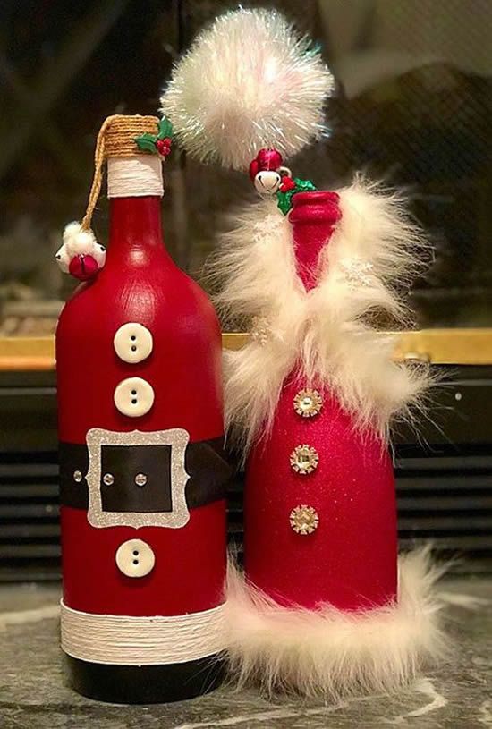 Garrafas de vidro decoradas para Natal | Como fazer em casa Wine Bottle Crafts Christmas, Holiday Wine Bottles, Glass Bottle Crafts, Wine Bottle Diy Crafts, Christmas Crafts Diy, Christmas Decorations, Diy Wine, Christmas Ideas, Wine Bottle Decorations