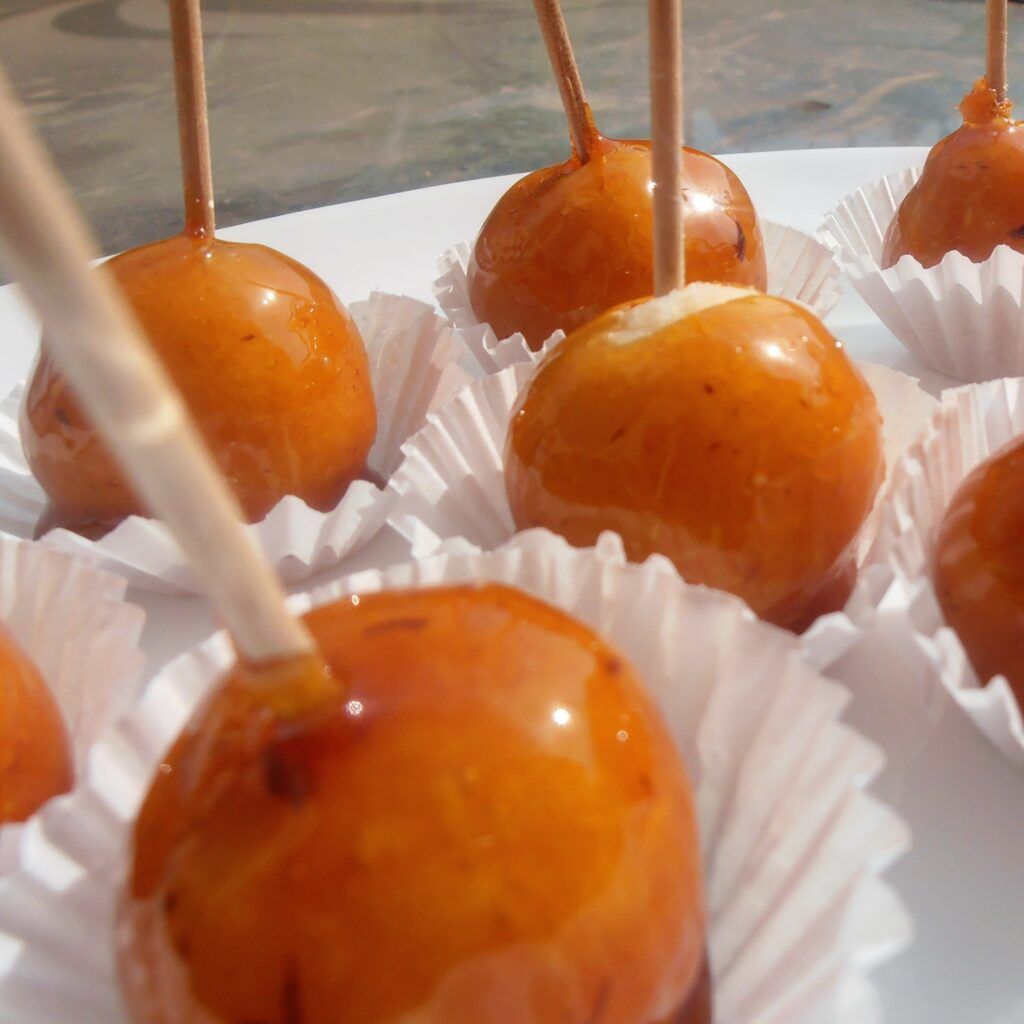 Los coquitos son un dulce clásico en Gibraltar sobre todo en verano. Son pequeñas bolas de coco desecado y leche condensada cubiertas en una capa de caramelo crujiente. Son crujientes por fuera y cremosos por dentro, dulces y con un sabor fresco y tropical a coco. Coconut Balls, Coconut Candy, Puerto Rican Recipes, Cuban Recipes, Chocolates, Fudge, Venezuelan Food, Toffee Apple, Cocktail Sticks