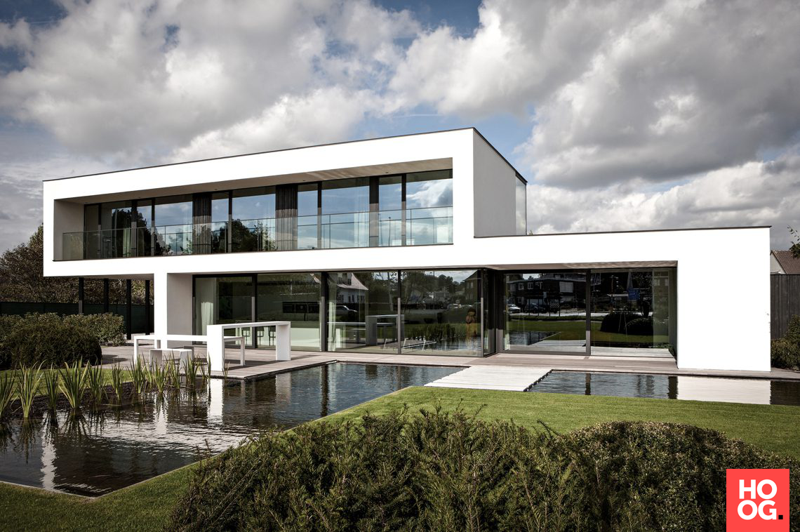 Dumobil villabouw - Kijkwoning Tielt exterieur - Hoog ■ Exclusieve woon- en tuin inspiratie. Modern Eco House, Modern Mansion, Modern Architecture House, Architecture Exterior, Home Building Design, Building A House, House Designs Exterior, House Exterior, Modernist House
