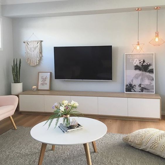 Ideas para adaptacion acabados de living Room actual con madera y blanco. We are...