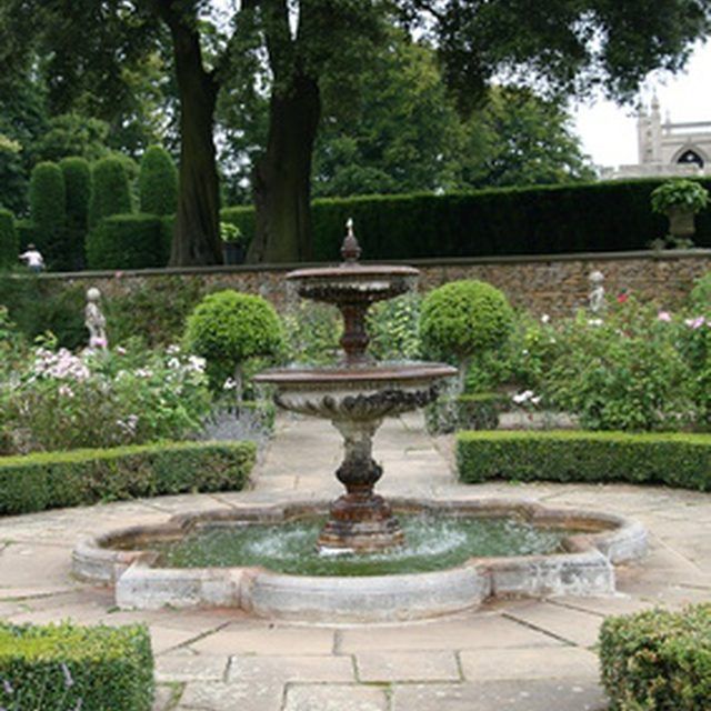 Enjoy the beauty and sound of a water fountain while reducing your energy bills by converting to solar energy. Landscaping With Fountains, Courtyard Fountains, Backyard Pool Landscaping, Fountains Outdoor, Ponds Backyard, Garden Fountains, Patio, Backyard Ideas, Home Fountain