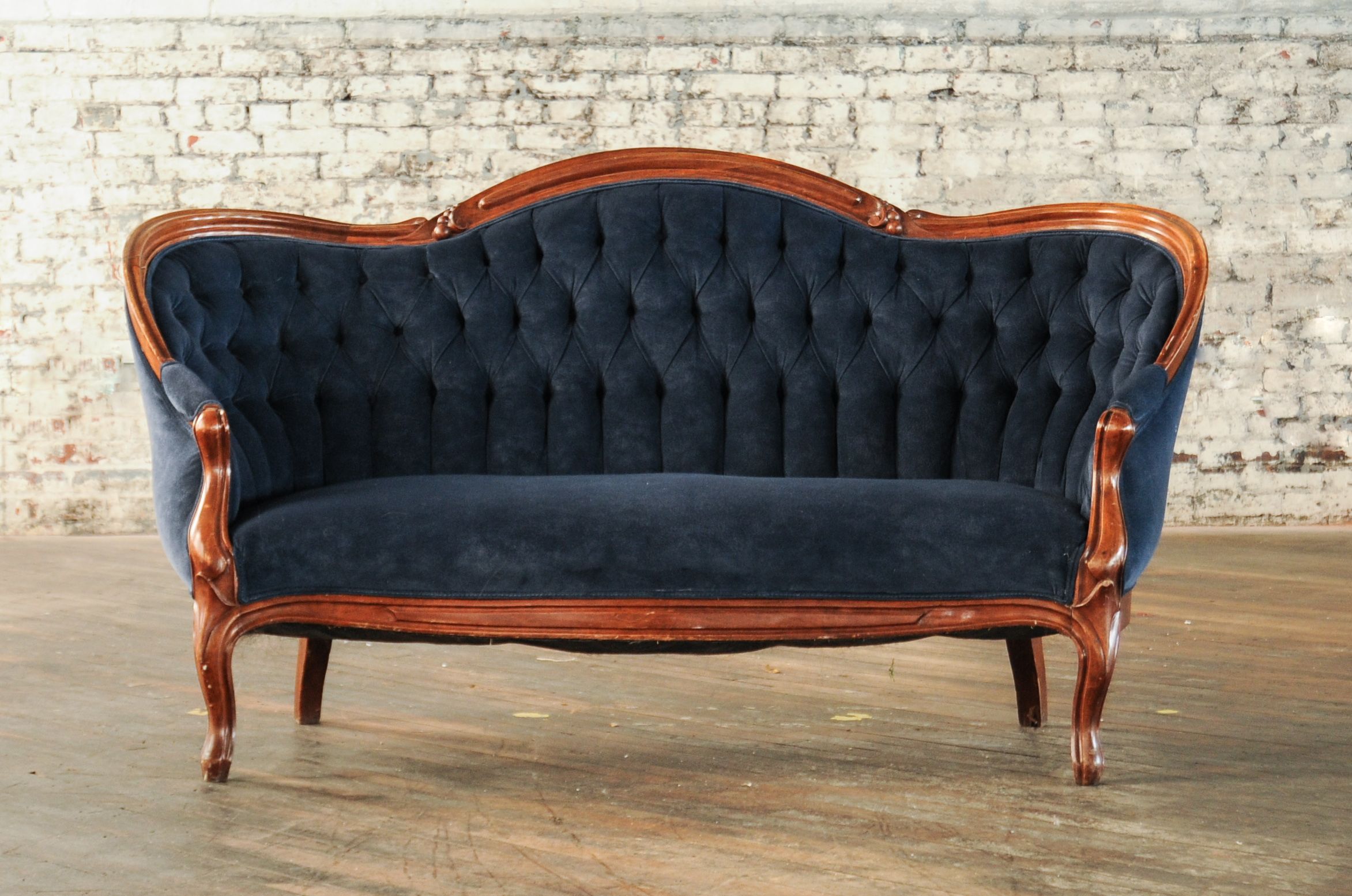 blue tufted sofa nailhead trim lush navy blue tufted velvet sofa with carved wood frame dimensions 67 31 38 dsc50442 dimensions blue tufted sofa nailhead trim lush navy blue tufted velvet sofa with carved wood frame dimensions 67 31 38 dsc50442 dimensions