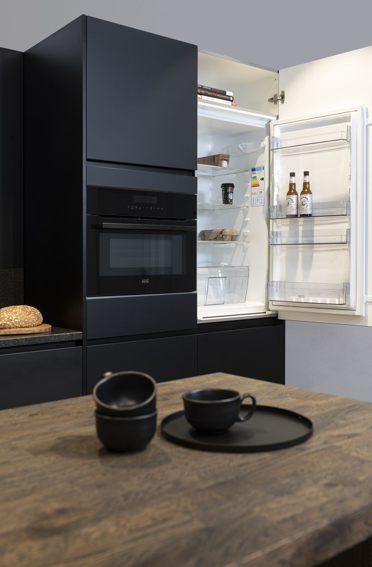 Een zwarte keuken geeft een sfeervolle en luxe uitstraling en is daarom dé trendkleur van het moment. Benieuwd naar de mogelijkheden? Bekijk dan onze keukencollectie en laat je inspireren. French Door Refrigerator, French Doors, Kitchen Appliances, Inspireren, Lush, Diy Kitchen Appliances, Home Appliances, Kitchen Gadgets