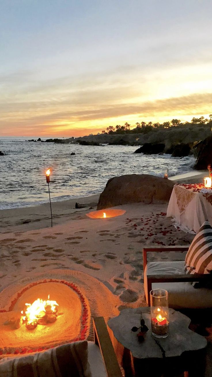 Date night and a movie under a romantic lit fort blanket | Date night ideas for Romantisk DejtRomantiska IderFdelsedagsverraskning PojkvnPresentider Pin p ROMANTIK - Pinterest