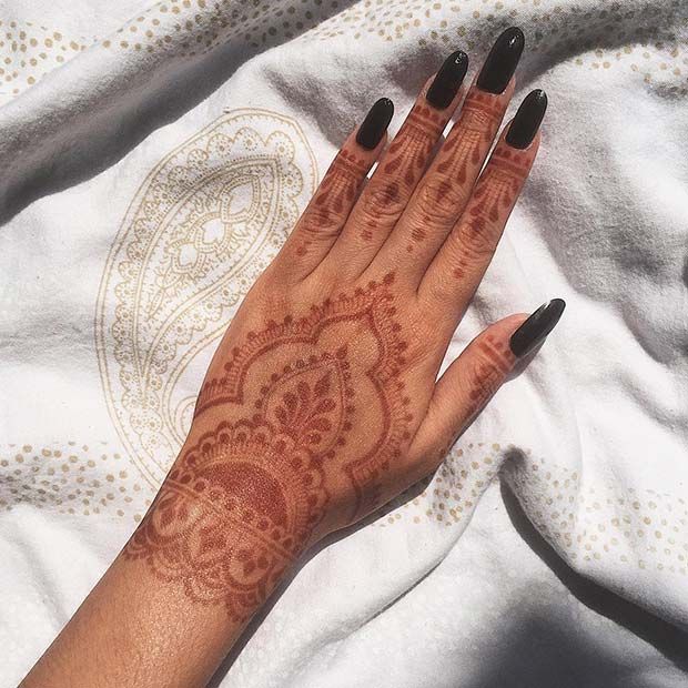 23 Simple Henna Designs That Are Easy to Draw | StayGlam Henna Tattoo Hand, Henna Pie, Et Tattoo, Henna Style Tattoos, Henna Inspired Tattoos, Henna Tattoo Designs Simple, Henna Mehndi, Simple Henna Patterns, Paisley Tattoos
