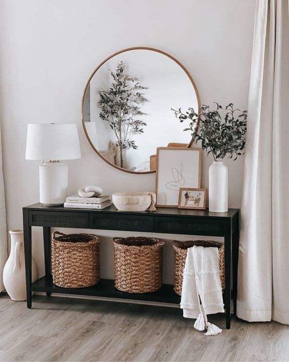 Se a primeira impressão é a que conta, decore bem a entrada de casa. The post 39 jeitos de decorar seu console do hall de entrada appeared first on CASA.COM.BR. Living Room Decor Apartment, Living Decor, Lamps In Living Room, Basket Decor Living Room, Tall Vases Decor Living Room, Target Living Room Decor, Neutral Apartment Decor, Living Room Drawers, Drawers Bedroom