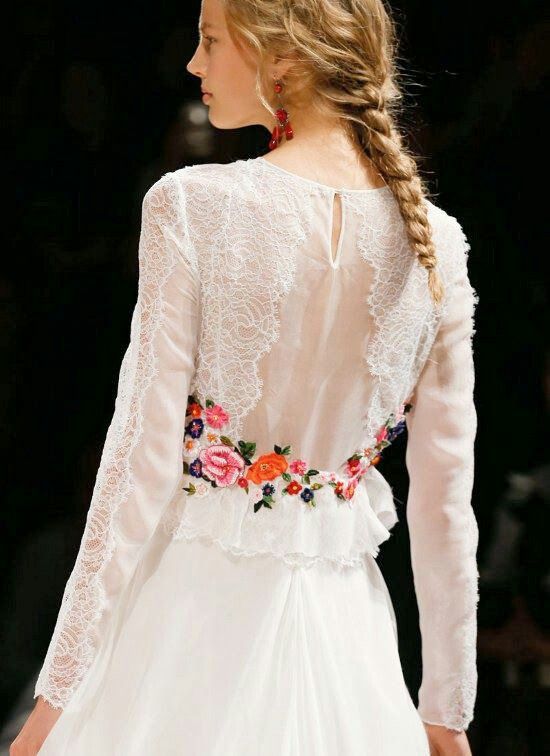 detalle vestido novia flores bordadas en color manga larga