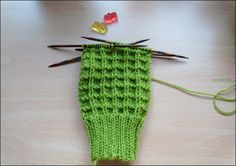 Männerangelegenheiten Männersocken stricken ist langwierig und öde - meistens keine Muster und nur dröge Farben. Aber die Nac... #knittingdesigns
