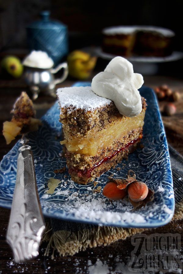 Nusskuchen mit Birnenfüllung und Preiselbeeren - Zungenzirkus #mexicanfoodrecipes