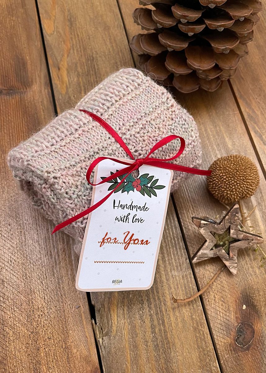 We have something for you: printables in Christmas design. Aren't they lovely? They make your hand-knitted socks or arm warmers or whatever other little things you want to give away look even more beautiful. Doesn't fit for what you have in mind, you say? Then maybe the gift labels in the same design may be for you. Both – the banderole as well as the gift tags Gift Labels, Gift Tags, Christmas Design, Little Things, Arm Warmers, Hand Knitting, Knitted, Make It Yourself, Lovely