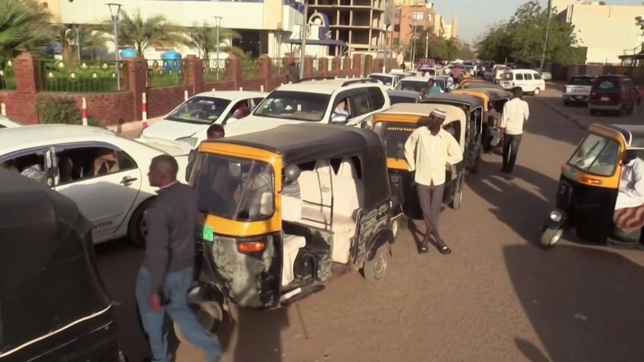 وتقول الحكومة السودانية إنها ستواصل دعم الخبز Highway