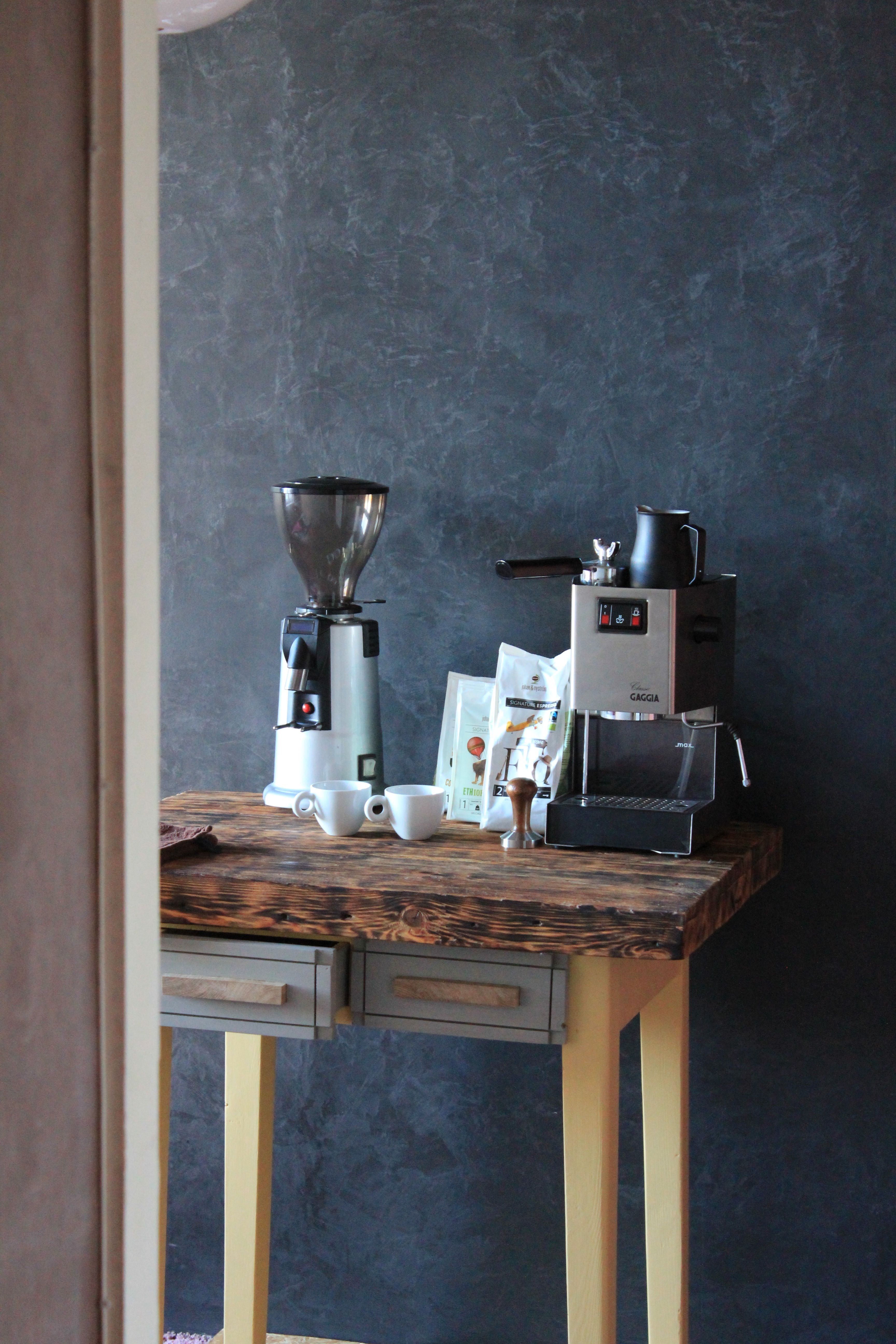 chiuRiu rustic table. Coffee station.