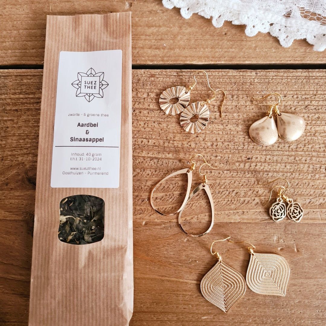 Een superleuk verrassingspakket met een minimale waarde van € 62,50 en een heerlijke thee van Suez thee! Dat klinkt goed! In deze box zitten 5 paar oorbellen in alle maten en kleuren in het goud! Je moet natuurlijk wel een echte oorbelfan zijn om dit aan te durven! Let op: de foto is slechts een voorbeeld, het is een verrassing welke oorbellen je krijgt maar ze zijn allemaal te koop in de webshop. Bij de thee heb je keuze uit:NotendroomCassisAardbei en sinaasappel Products, Gadget