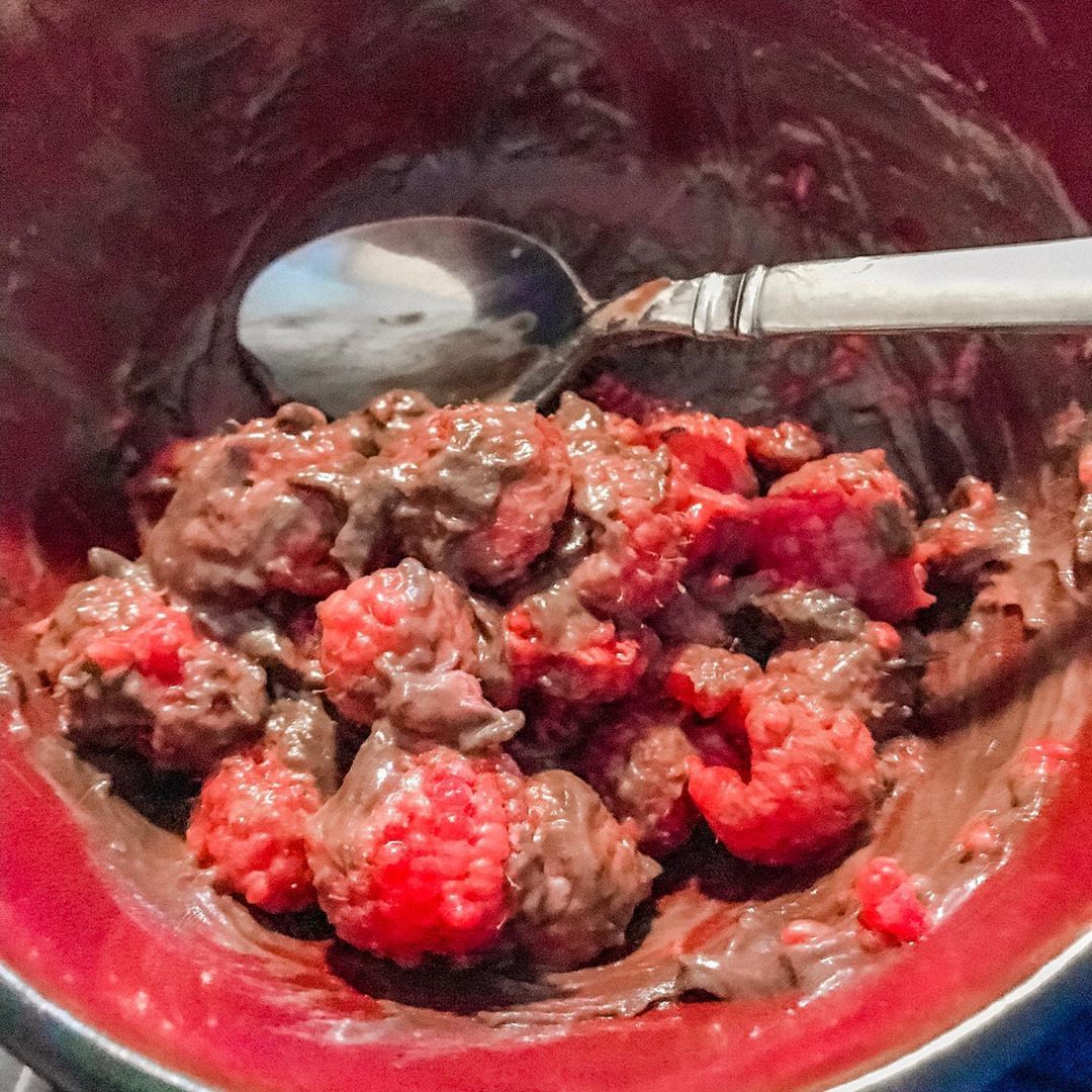 This may look like a mess but its amazing raspberries and chocolate dessert hummus! I know youre like ew... #desserthummus