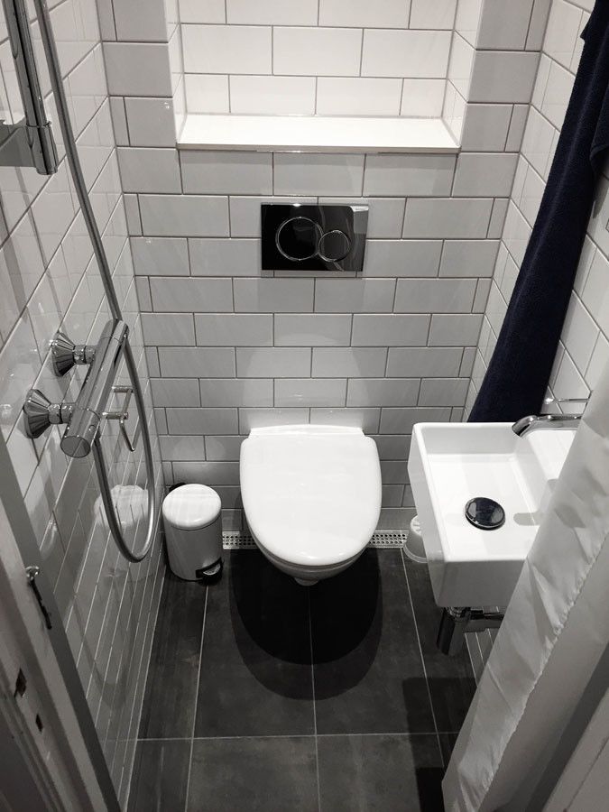 Lille badeværelse indrettet med hvide og sorte fliser Lille