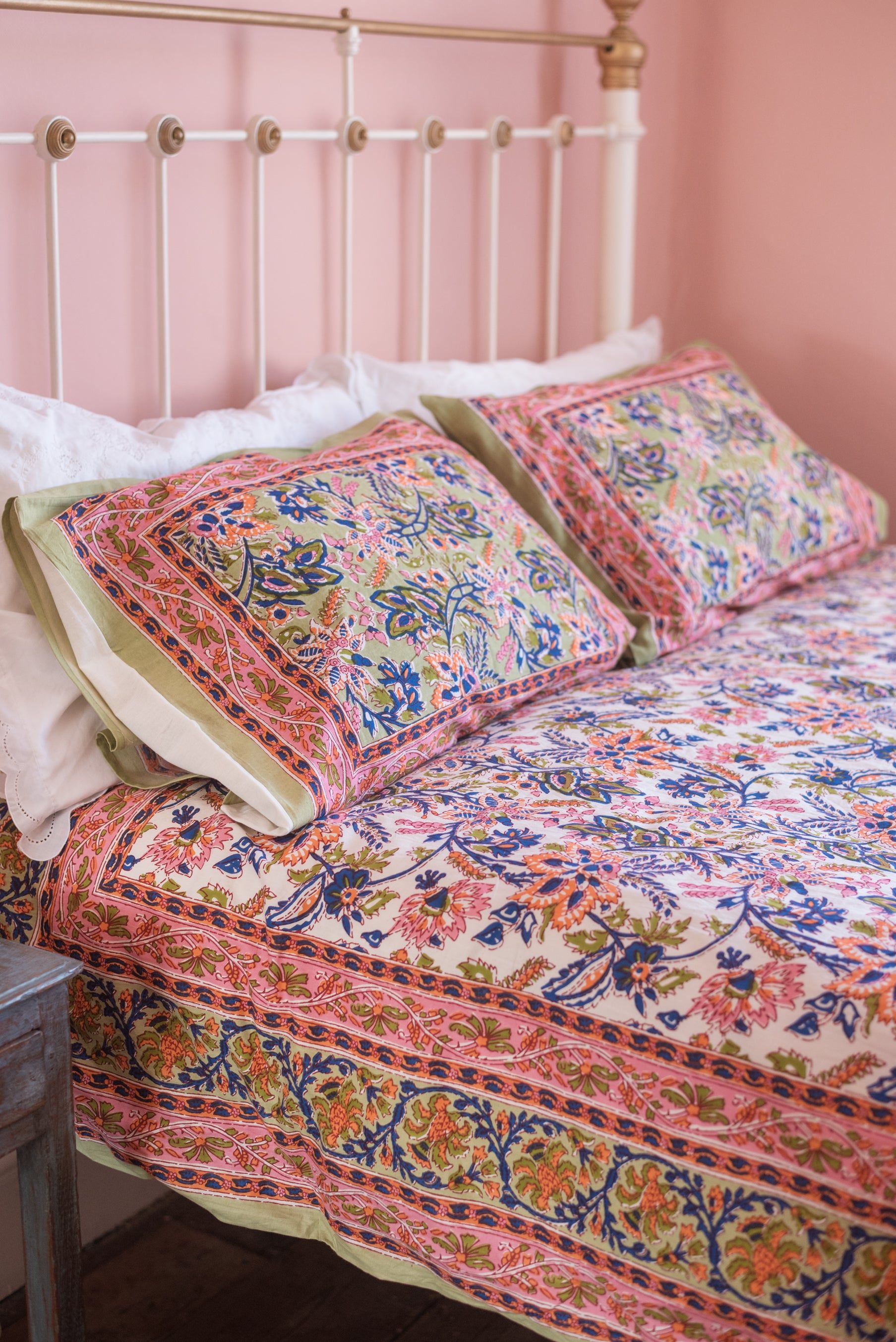 The pistachio duvet set with blossom and apricot floral details features a thick border on both sides to enhance the botanical feel. The choice to highlight either the pistachio green, or the turtle dove white as your centre piece is totally up to you. Made in Jaipur 100% cotton Free from plastic Double or King quilt cover with two pillowcases Fully reversible Bedroom Inspo, Home Bedroom, Bedroom Makeover, Bedroom Interior, House Interior, Bedroom Decor, Interior Design, Bedrooms, Single Duvet