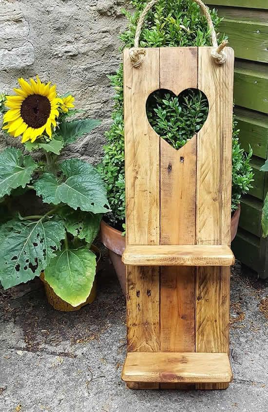 Ideias com pallets para fazer no jardim | Como fazer em casa Wooden Pallet Furniture, Pallet Decor, Pallet Crafts, Pallet Art, Wood Pallets, Pallet Wood, Pallet Bench, Pallet Outdoor, Pallet Ideas