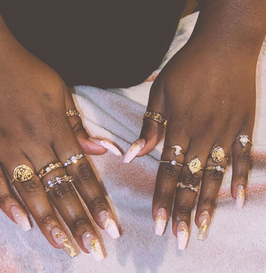 Gold Flakes Nail. Pink Nails. Rings. Ghetto Fabulous. Bougie. Black Women. African American women. Black girls. Beauty. Gold rings. Birthday nails. Pearls. Nail styles. Coffin nails. Glitter nails. Fabulous Nails, Gorgeous Nails, Ghetto Fabulous, Bling Acrylic Nails, Glitter Nails, Coffin Nails, Garra, Dark Nails, Long Nails