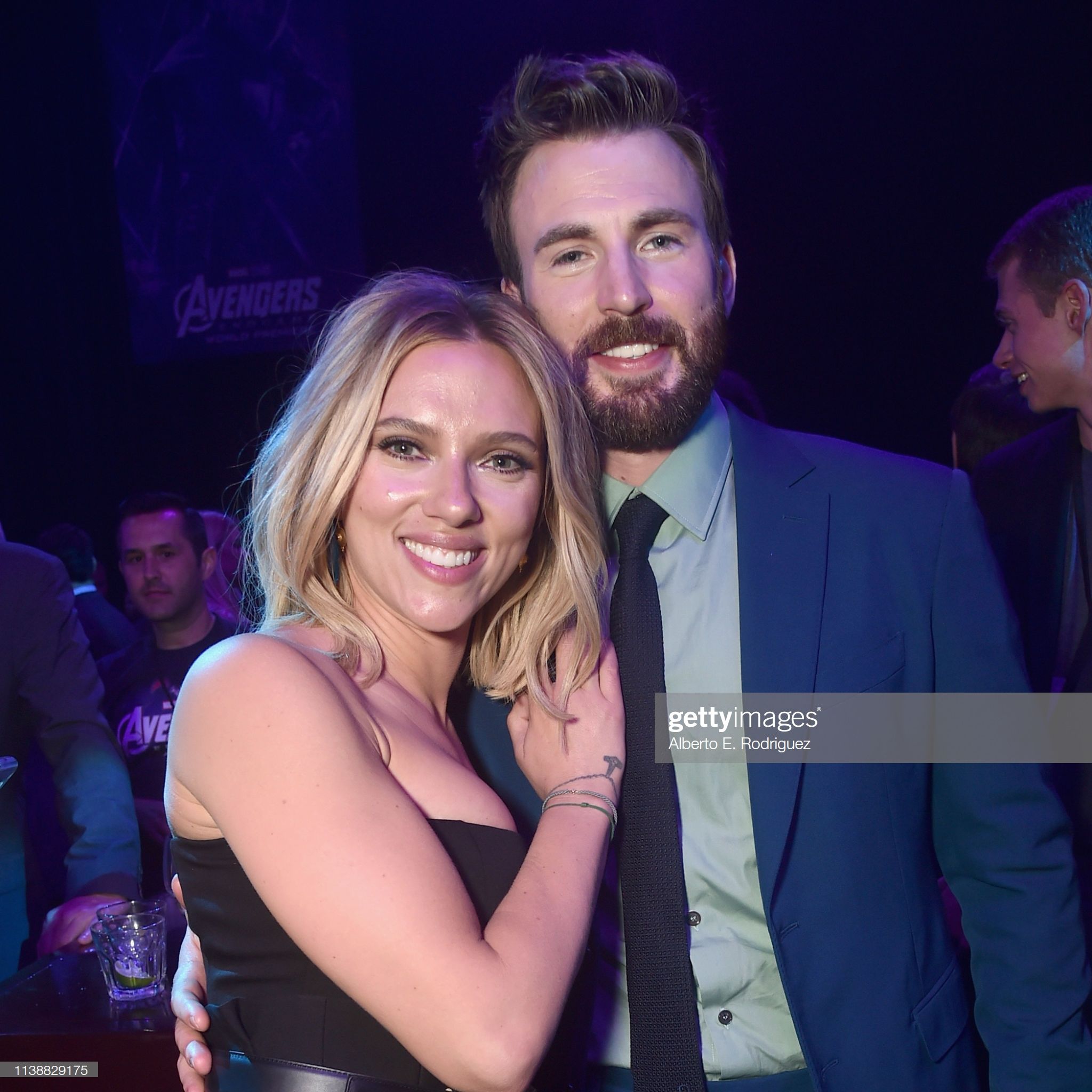 Photo d'actualité : Scarlett Johansson and Chris Evans attend the Los... Scarlett Johanson, Mark Ruffalo, Hollywood Actresses, Actors & Actresses, Hollywood Fashion, Chris Evans Scarlett Johansson, Avengers Cast, Marvel Avengers, Lab