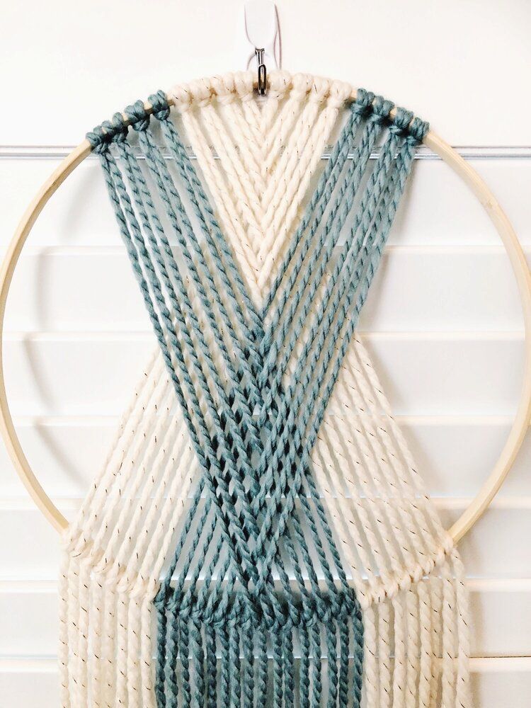 DIY: A Reversible Modern Wall Hanging With a Twist — Blog — Design Confetti Macrame Diy, Macrame Rings, Macrame Hanger, Macrame Decor, Macrame Tutorial, Macrame Design, Macrame Projects, Macrame Hoop, Macrame Plant