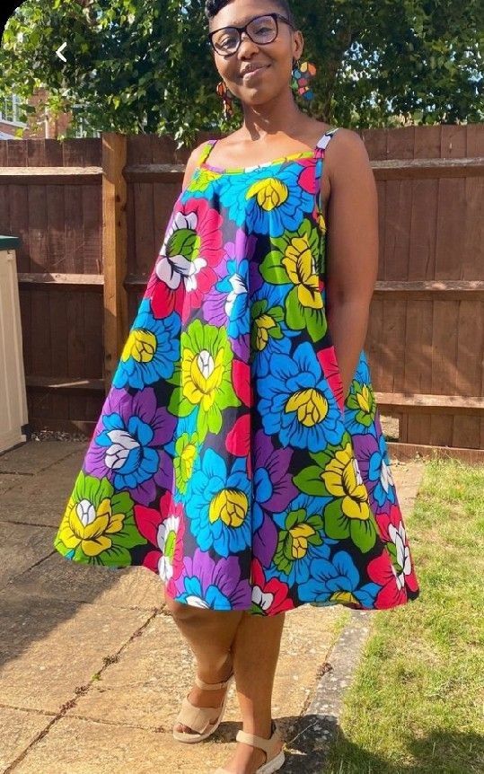 Free dress, that can also be worn with a belt to spice it up . Any body shape can wear this dress, and even better used as a maternity dress African Attire Dresses, African Dresses Modern, African Print Dresses, Latest African Fashion Dresses, African Dresses For Women, African Maternity Dresses Style, African Wear Dresses For Wedding, Modern Maternity Dresses, African Attire For Women Outfits