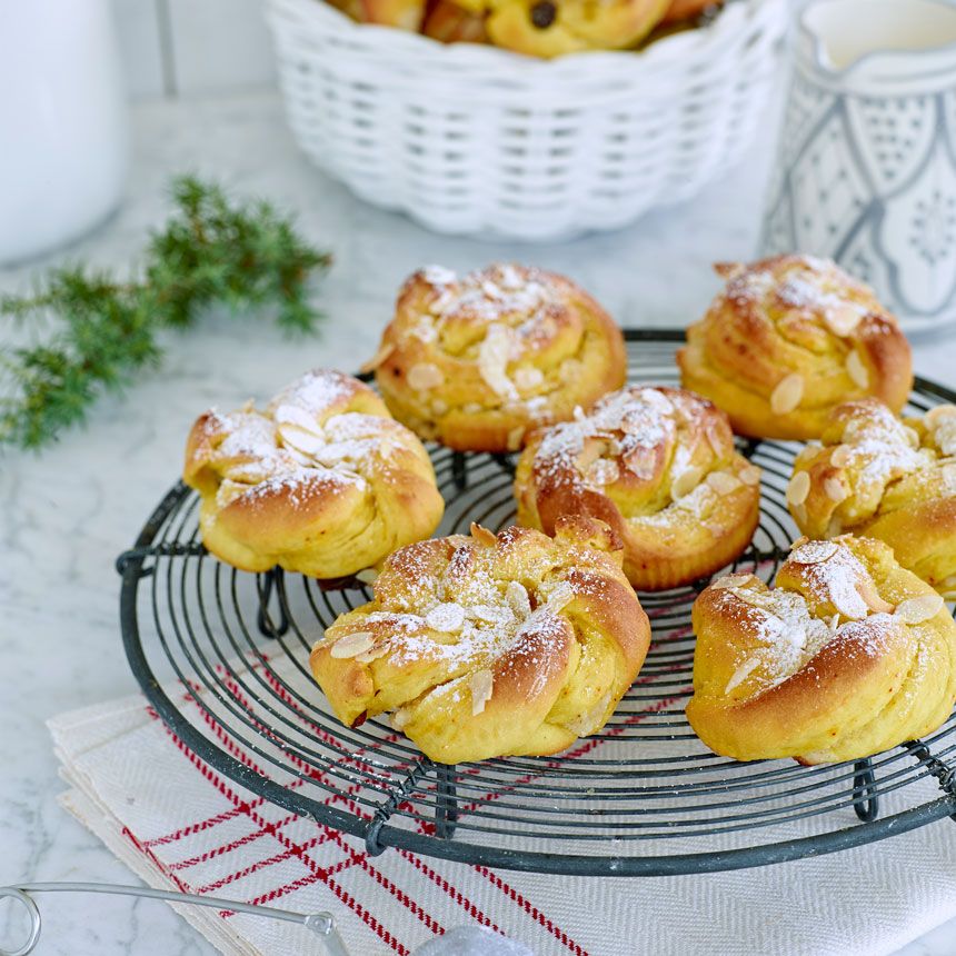 saftiga saffransbullar med mandelmassa saftiga saffransbullar med mandelmassa