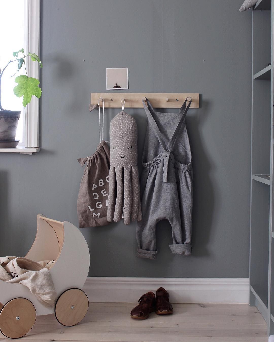 Peg Rack In Kids Room For Coats And Accessories Met Afbeeldingen Peg Rack In Kids Room For Coats And