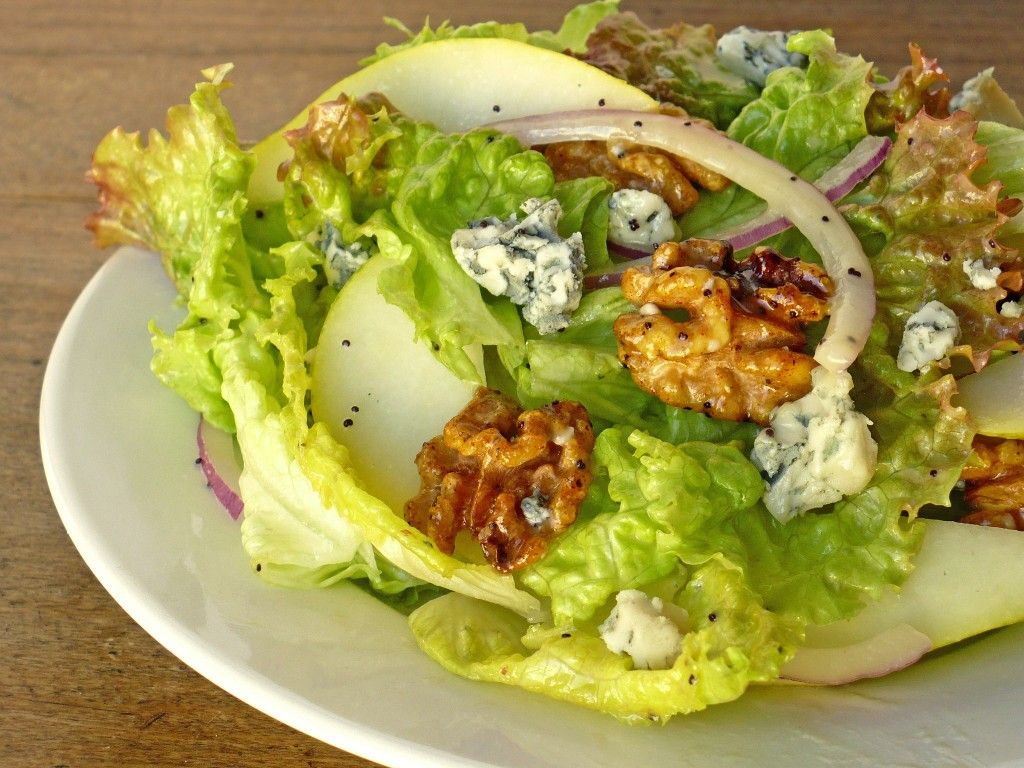 Pear Salad With Blue Cheese And Candied Walnuts Food People Want Ensaladas De Lechuga Ensalada De Pera Queso Azul