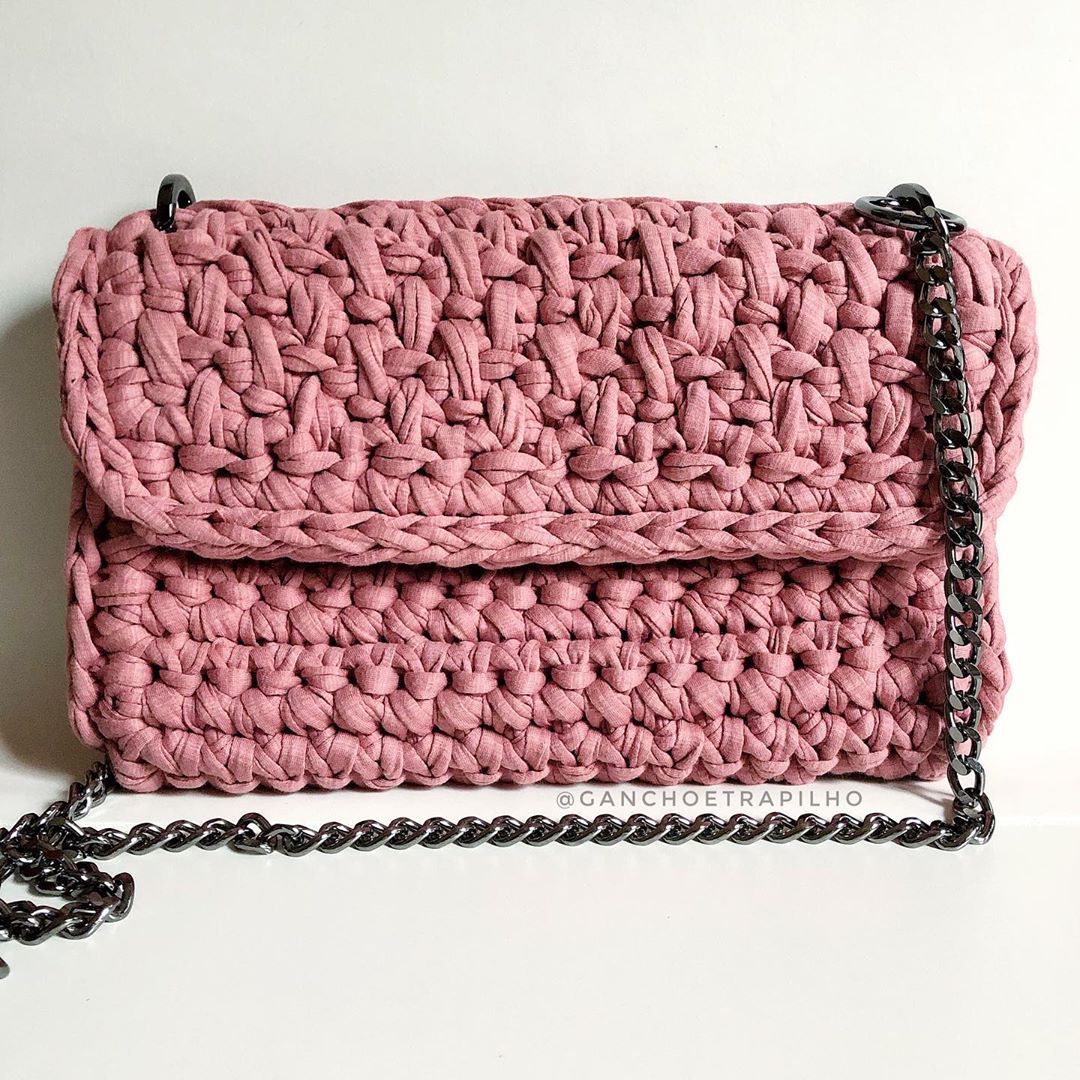 Agnes Lopes 🧶 on Instagram: “Partiu Rio de Janeiro ✈️ | Essa bolsa com a aba trabalhada já virou a queridinha da nossa marca, e neste rosê ficou divina não é mesmo?…” Crochet Purse Pattern Free, Crochet Purses, Free Crochet, Crochet Fashion, Chanel, Clutch, Shoulder Bag, Instagram, Tricot