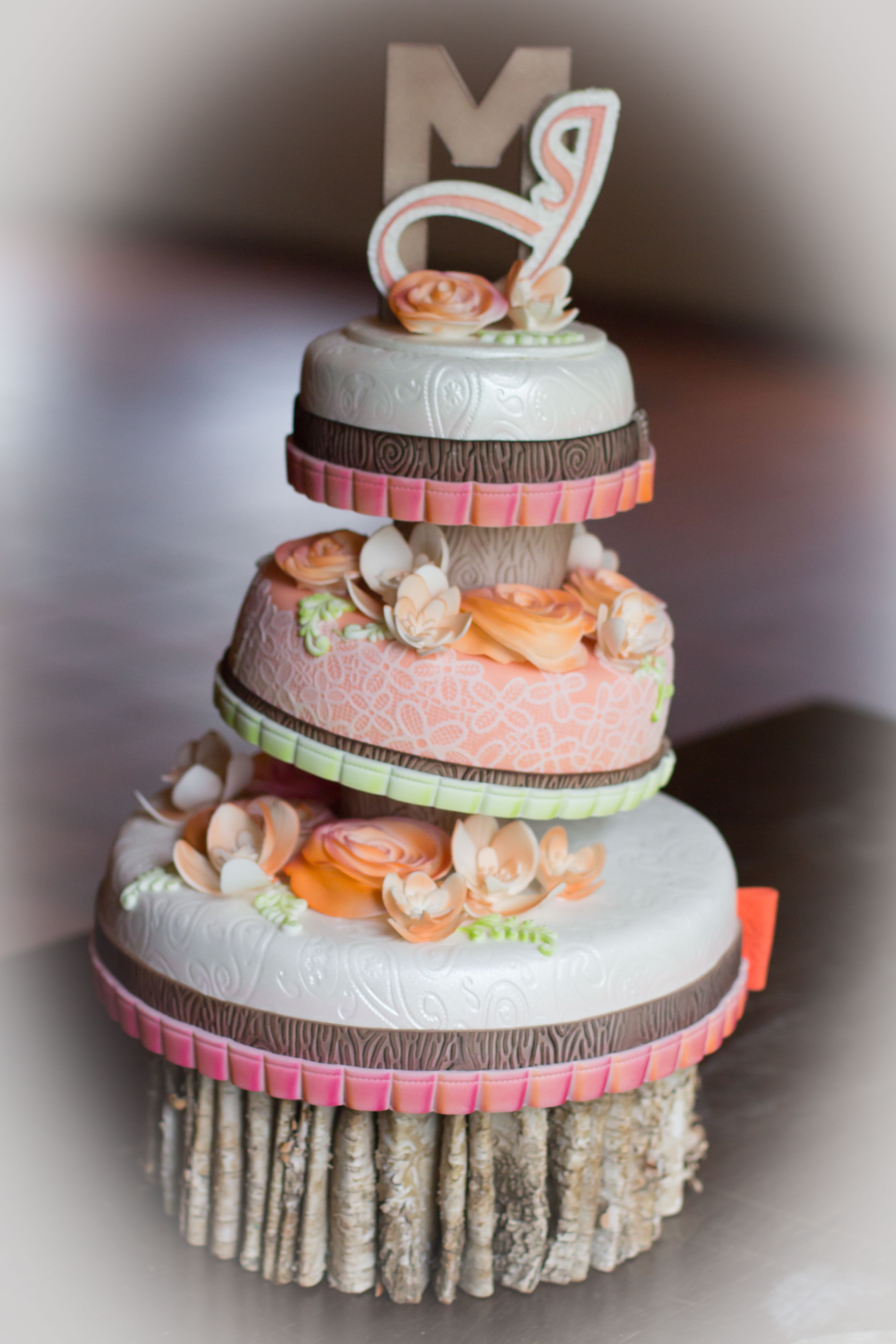 Orange pink wood weddingcake met afbeeldingen Orange pink wood weddingcake met afbeeldingen