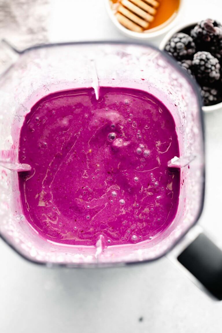 This Healthy Blackberry Smoothie is the perfect way to start your day. Made without banana, it's amazingly rich and creamy, and packed with Vitamin C. // recipes // healthy // easy // yogurt // with almond milk // simple Sweet Smoothies, Easy Smoothies, Smoothie Recipes Healthy, Smoothie Without Banana, Blackberry Smoothie, How To Freeze Blackberries, Vegan Yogurt, Smoothie Prep, Frozen Pineapple