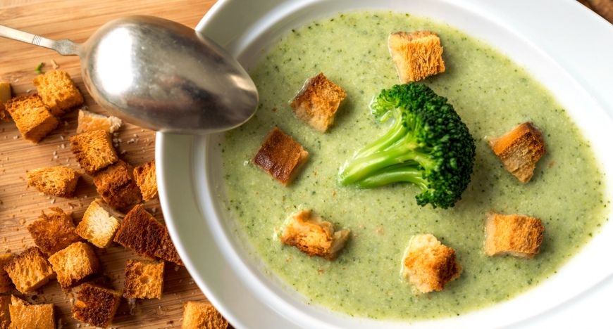 Brokkoli krémleves recept: Ez egy egyszerű, és isteni finom leves. A pirított zsemlekockák különlegessé teszik az egyébként is kiváló brokkoli krémleves ízét! Vegeterian Recipes, Healthy Soup Recipes, Diet Recipes, Cooking Recipes, Slovak Recipes, Hungarian Recipes, Eat Seasonal, Slow Cooker Soup, Living Food