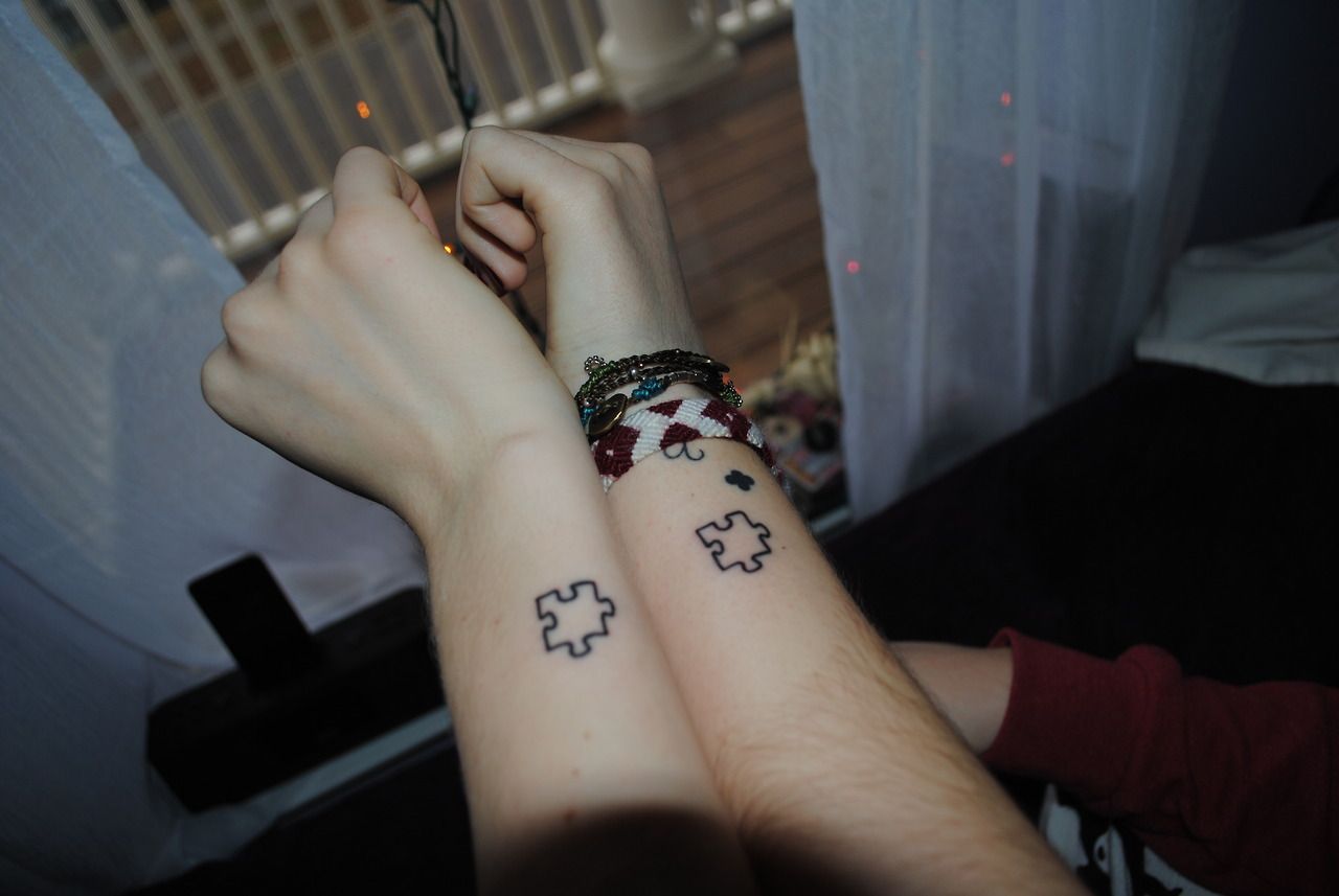 75 Einzigartige Exklusive Puzzleteile Tattoos Designs Bedeutungen 2018 Tattoo Ideen In 2020 Puzzle Piece Tattoo Pieces Tattoo Tattoos For Guys