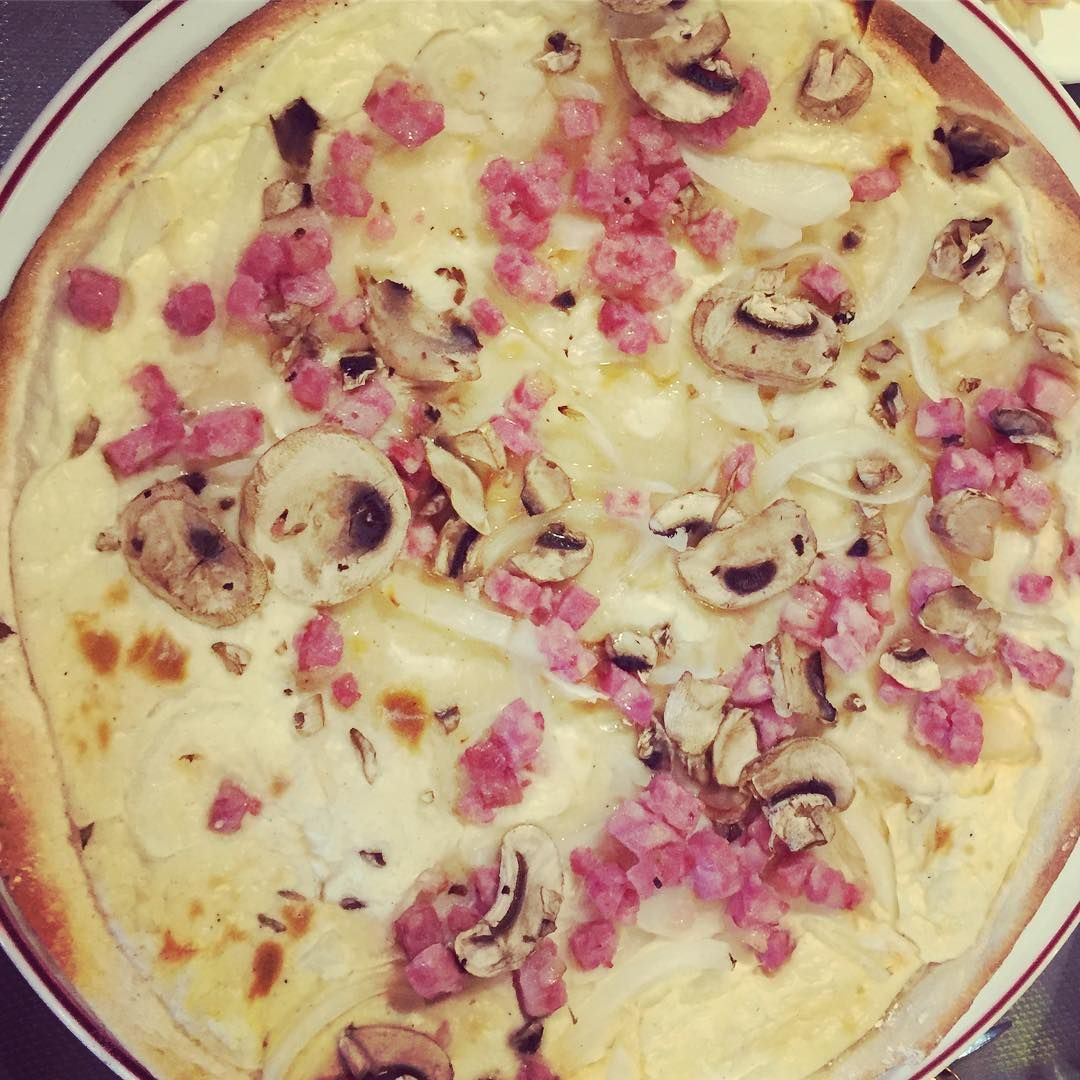 Monica - Study Abroad Advice on Instagram: “Alsacian Tarte flambée #Strasbourg #france #Francia #Estrasburgo” Study Abroad, Junk Food, Fast Food, Monica, Travel Photography, Bucket List, Advice, Foodie, France