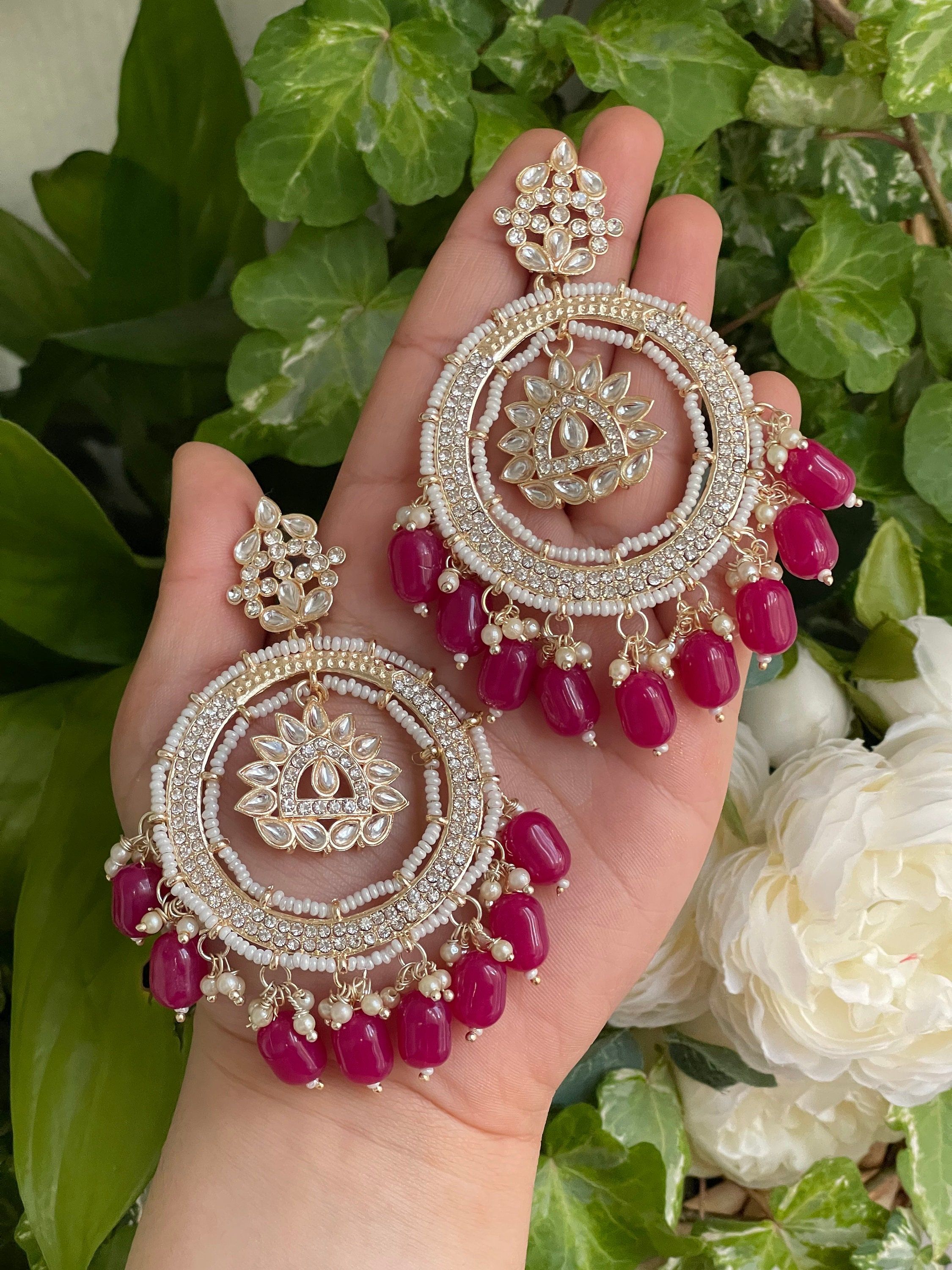 "Regal Reverie: Majestic Jhumka Earrings for Grandeur and Glamour" nel 