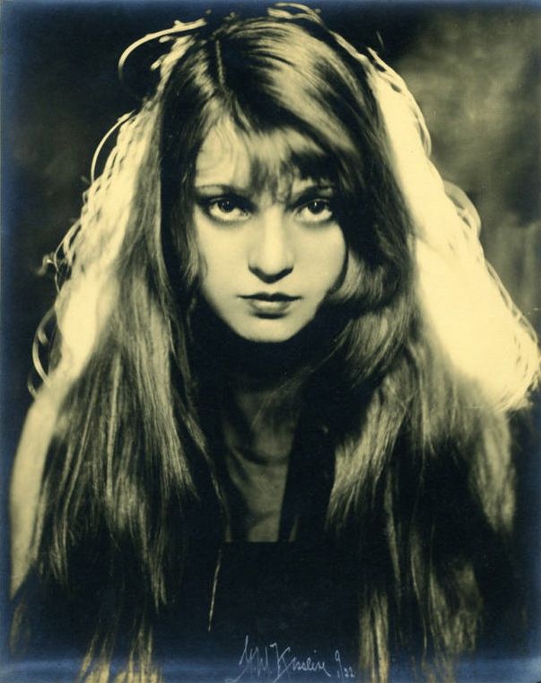 Maria Gambarelli by Maillard Kesslere, 1922 Also not pretend vintage. Sometimes people in