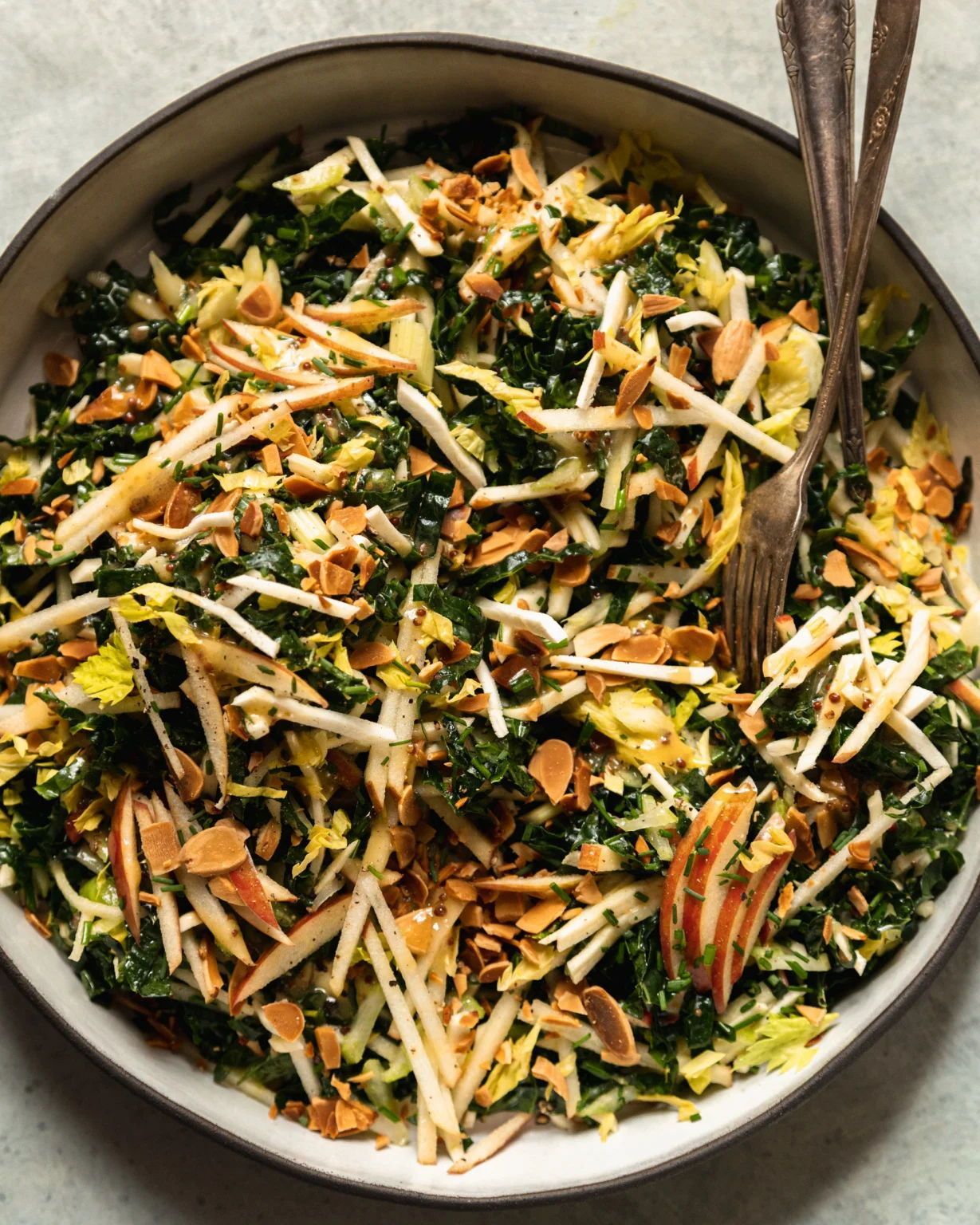 To make this chopped kale salad, finely slice kale, apple, parsnip and celery, and then toss the ingredients together in a bowl. Drizzle the veggie-filled salad with miso mustard dressing, and garnish with toasted almonds. It’s a terrific, filling dinner salad or you can serve it as a side salad if you wish! This is a great Christmas dinner salad option as well. Vegan Holiday Recipes, Vegan Recipes, Dinner Recipes, Vegan Food, Dump Recipes, Holiday Foods, Raw Vegan, Fall Recipes, Healthy Food Blogs