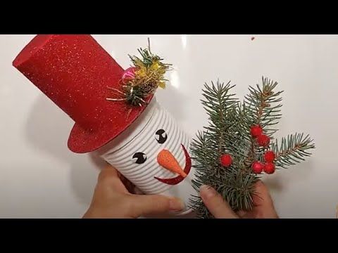 ШИКАРНАЯ поделка из ЖЕЛЕЗНОЙ БАНКИ! DIY идеи.оригинальная упаковка для подарка Рождество, Новый год. - YouTube Christmas Wreaths, Christmas Ornaments, Novelty Christmas, Holiday Decor, Youtube, Home Decor, Tin Cans, Christmas Crafts, Decoration Home