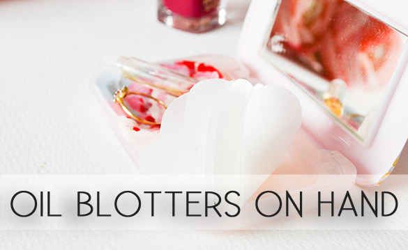 avoid powdering your face to hide sweat instead carry oil blotting sweat proof sheets